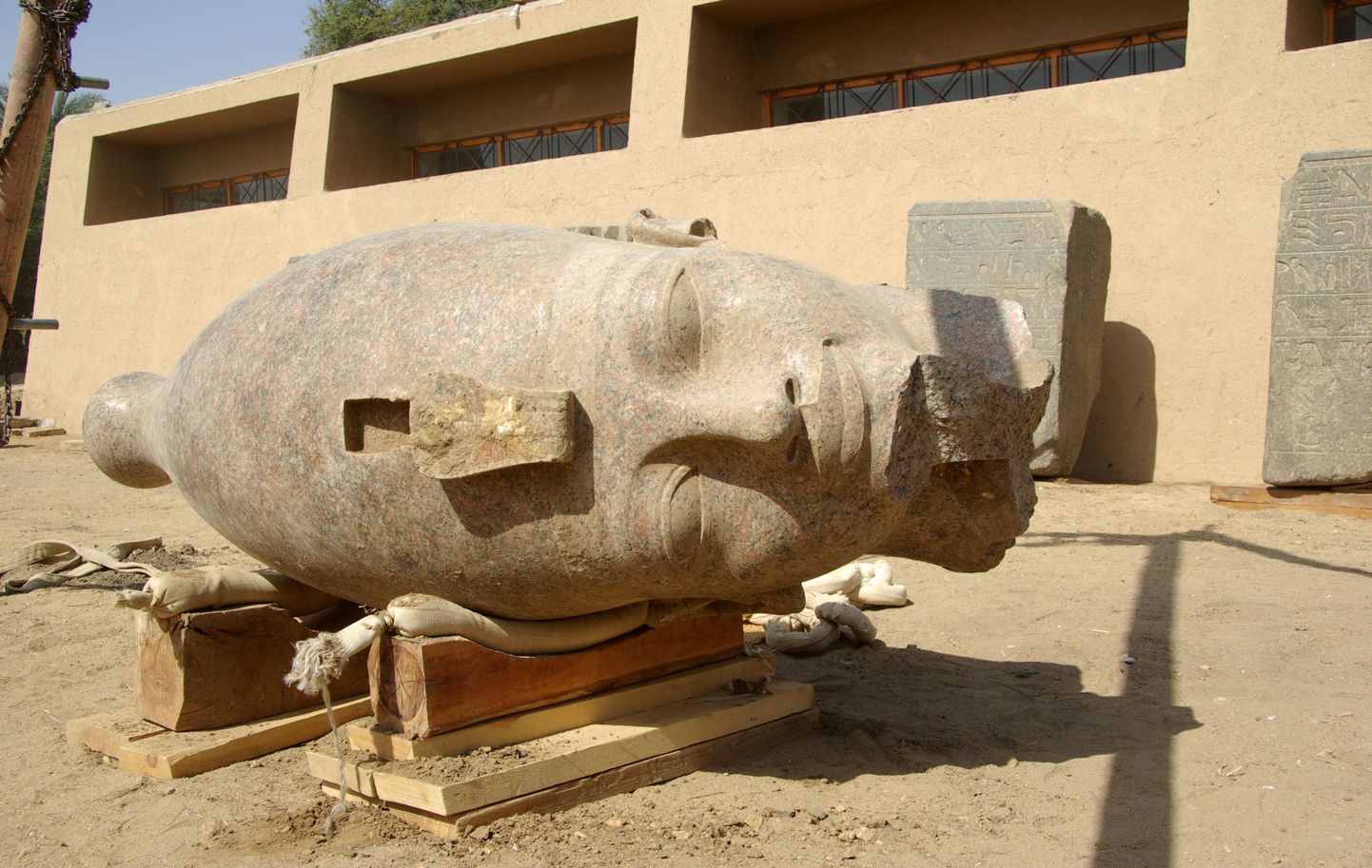 Legaalsete väljakaevamiste käigus Luxorist leitud 3000 aastat vana Amenhotep III pea.