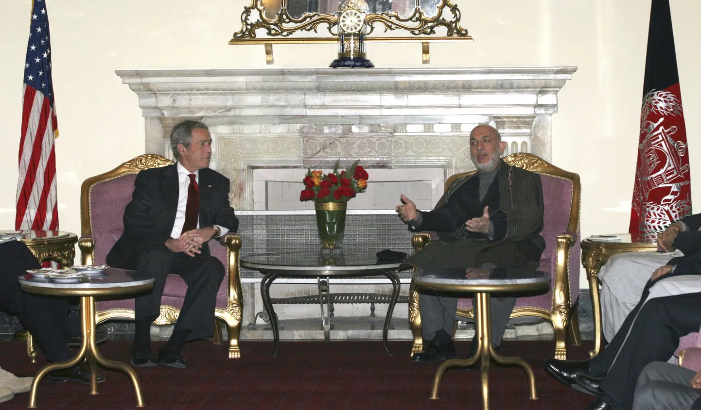 USA president George W. Bush vestlemas oma afgaani kolleegi Hamid Karzaiga viimase palees Kabulis.