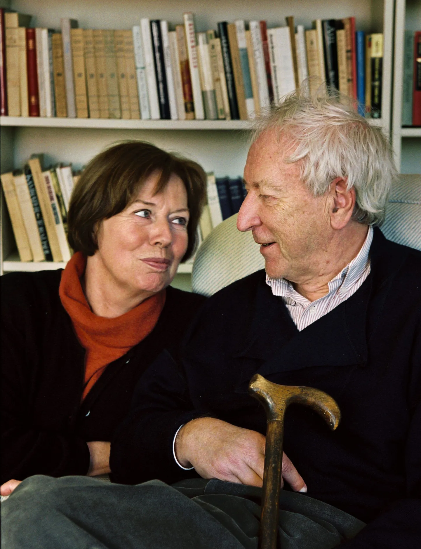 Tomas Tranströmer oma abikaasa Monicaga.