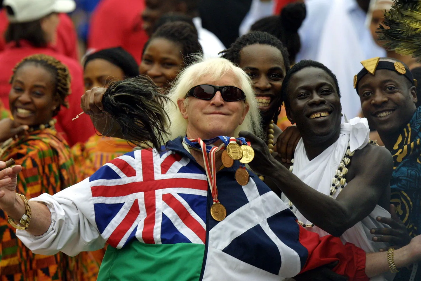 Jimmy Savile 2002. aasta Briti Rahvaste Ühenduse mängudel koos sportlastega