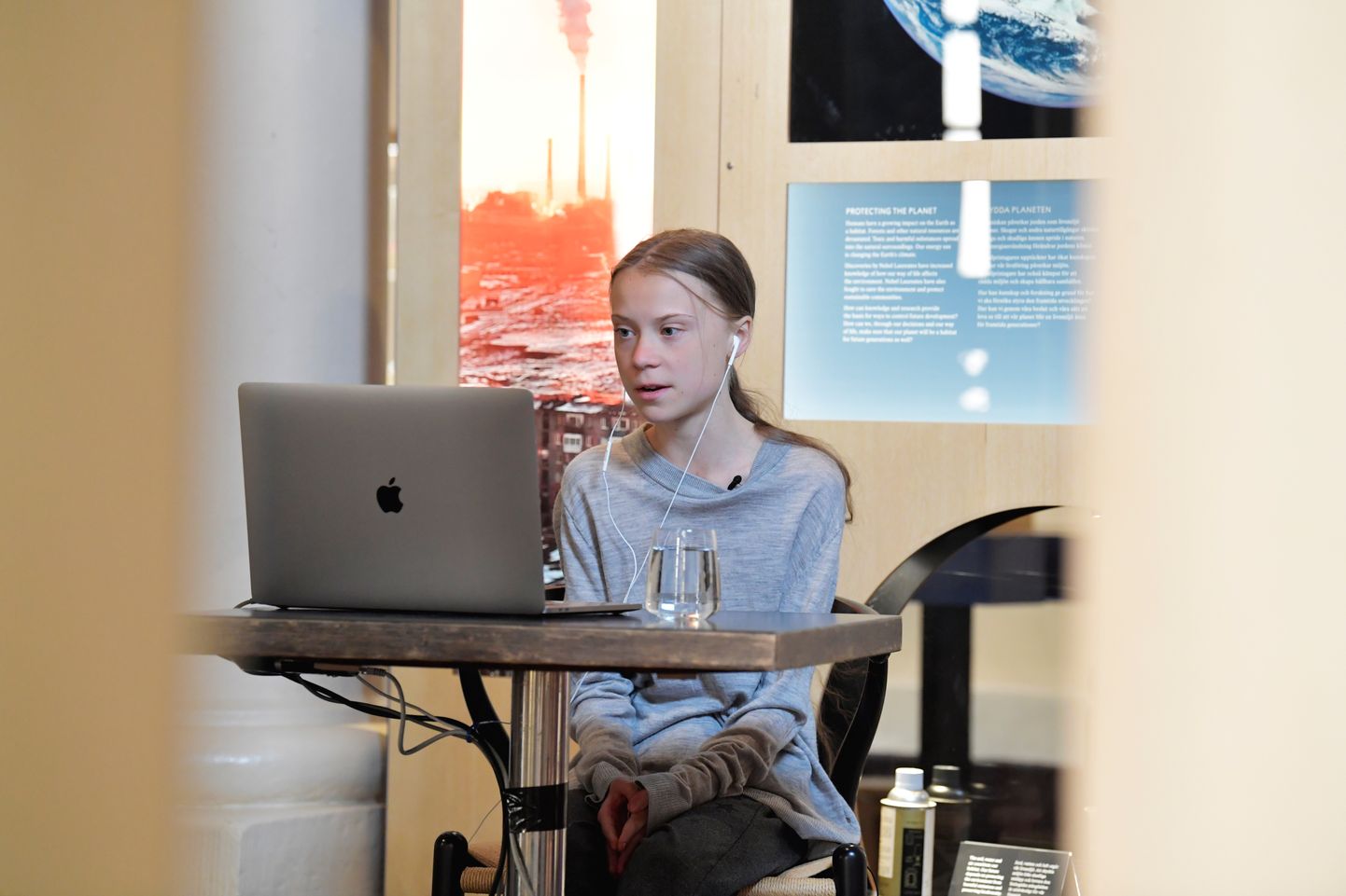 Kliimaaktivist Greta Thunberg 22. aprillil Stockholmis Nobeli muuseumis videoesinemisel
