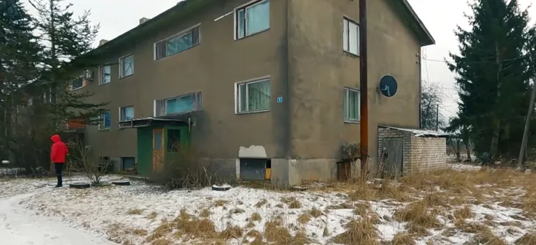 Tali küla kortermaja, kus elavad ema ja poeg.