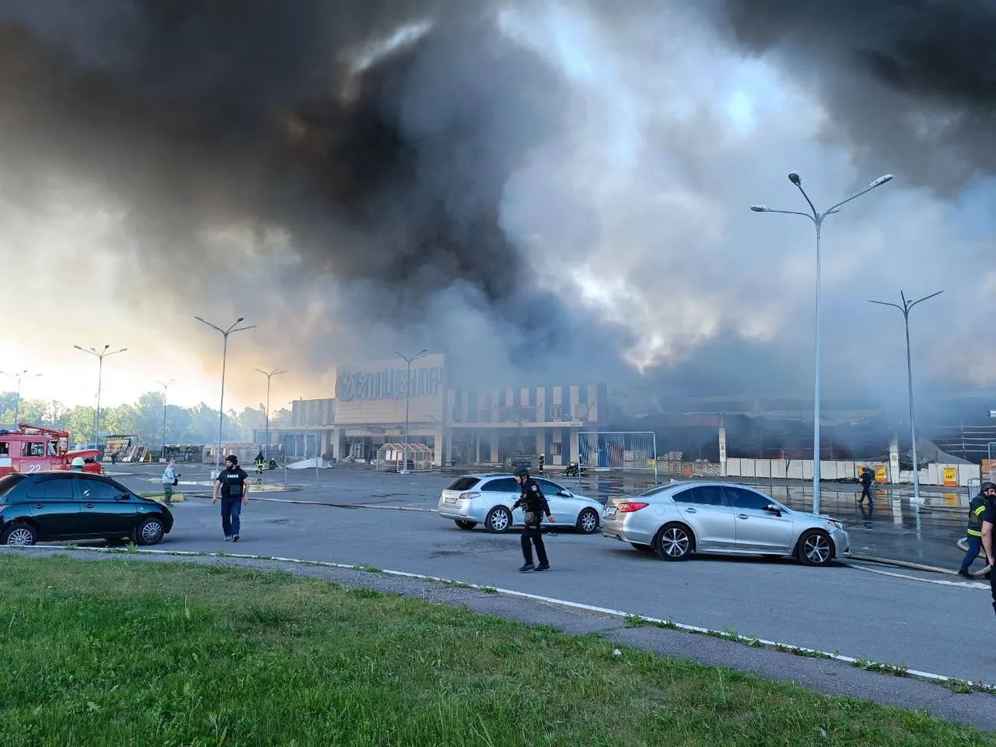 Последствия удара России по гипермаркету в Харькове.