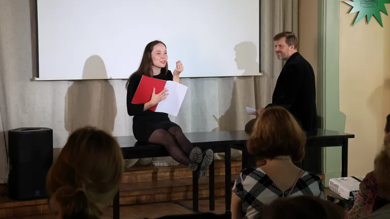 Jaan Tätte näidendiga «Sild» on publiku ees Maria Ehrenberg (vasakul) ja Karol Kuntsel.