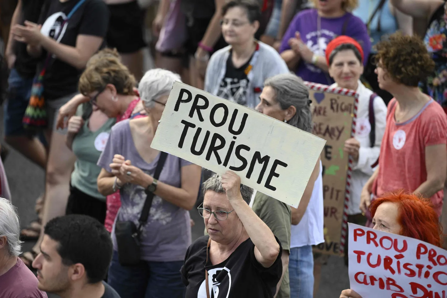 Meeleavaldajad 6. juulil Barcelonas kuulsal Las Ramblase jalakäijate tänaval protesteerimas massiturismi vastu. Plakat loeb: «Aitab turismist».