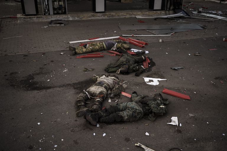 В Украине под Харьковом убитые солдаты, которых считают россиянами, расположены в форме буквы Z. Неизвестно, кто это сделал и зачем. Буква Z символизирует вторжение России в Украину.