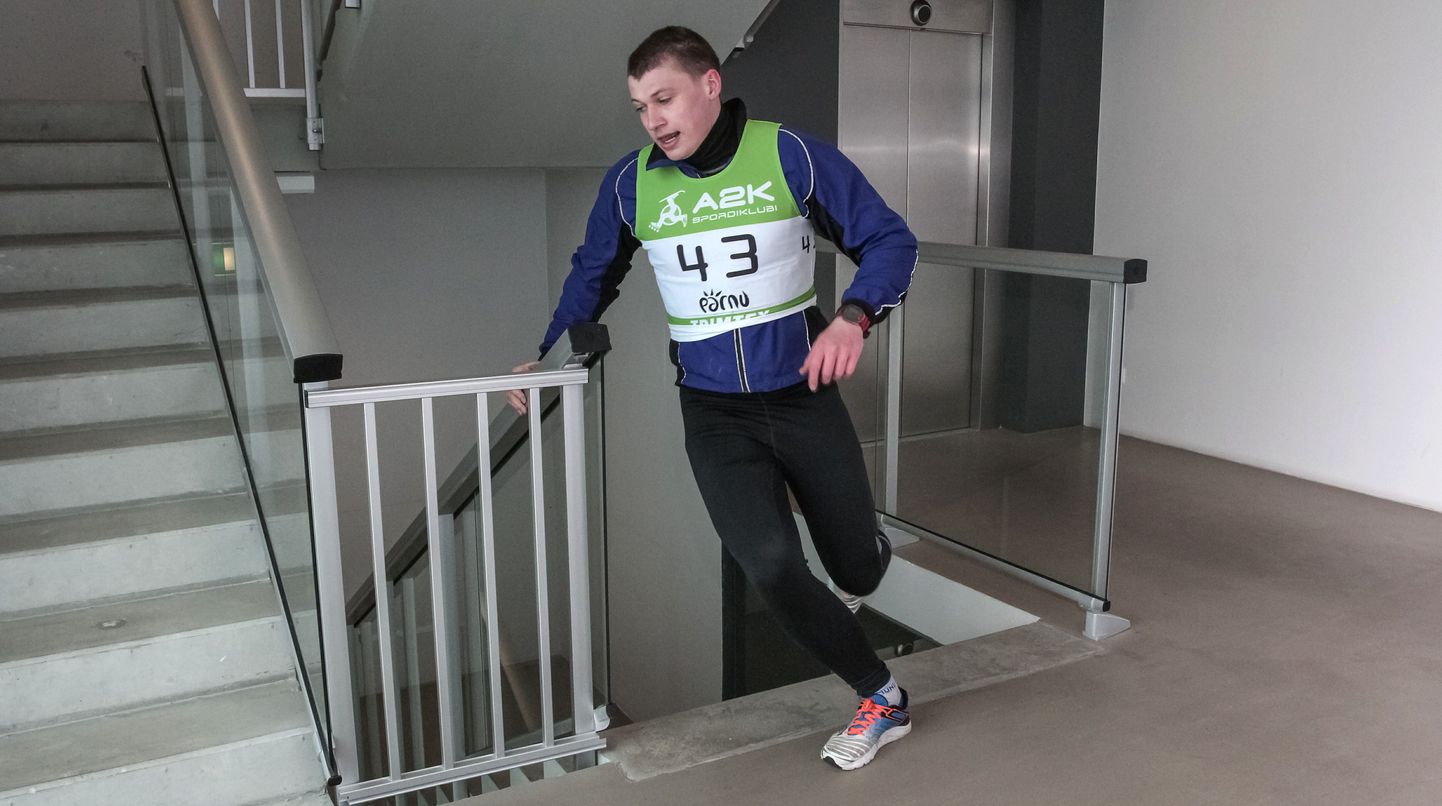 Pärnus Sillakeskuse kaheksakorruselises kontorihoones toimus Sillakeskuse esimene trepijooks.