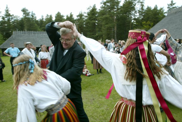 Сависаар танцует с девушками в Национальном музее под открытым небом в Таллинне, 2003 год.