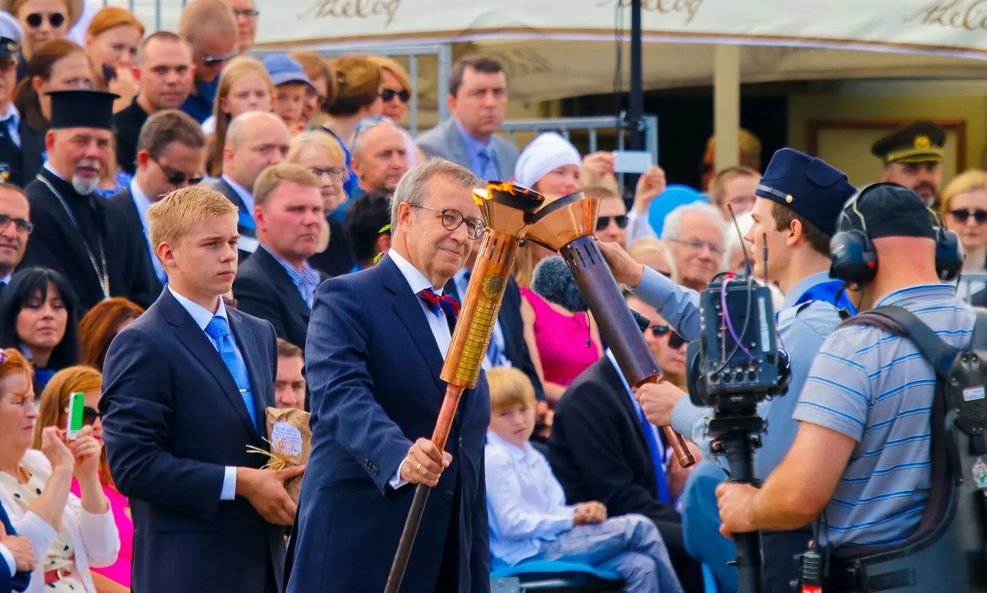 President annab võidutule üle Valga maakonna tuletoojale Paul Poderatile.