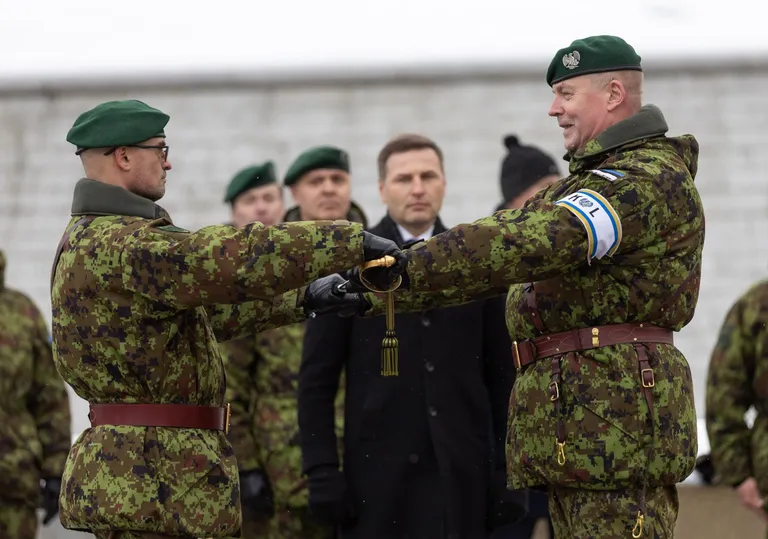Министр обороны Ханно Певкур (на заднем плане в штатском) известен как очень вдумчивый политик, который, вероятно, при выборе главы Сил обороны предпочтет стабильность блеску. К счастью, кандидатов достаточно.