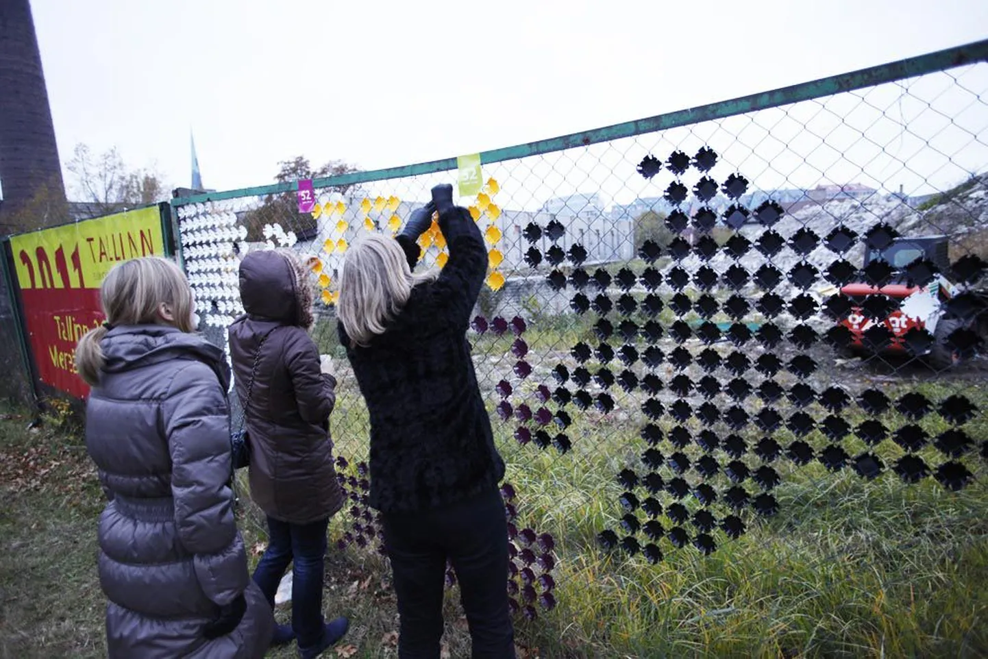 Kunstitegelased toppisid eile Tallinna linnhalli juures EKKMi hoone traataia vahale tuhandeid eri kuju ja värviga plasttopse, et ka sel eriskummalisel moel tuleva aasta kultuuripealinna tutvustada.