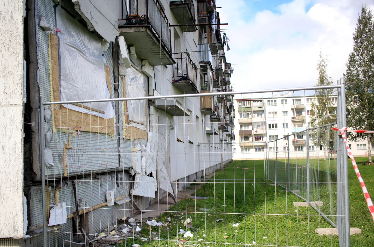 Piecstāvu dzīvojamā māja Alūksnē, Torņa ielā, kur pirmā stāva dzīvoklī notika propāna gāzes eksplozija, kurā cieta viens cilvēks