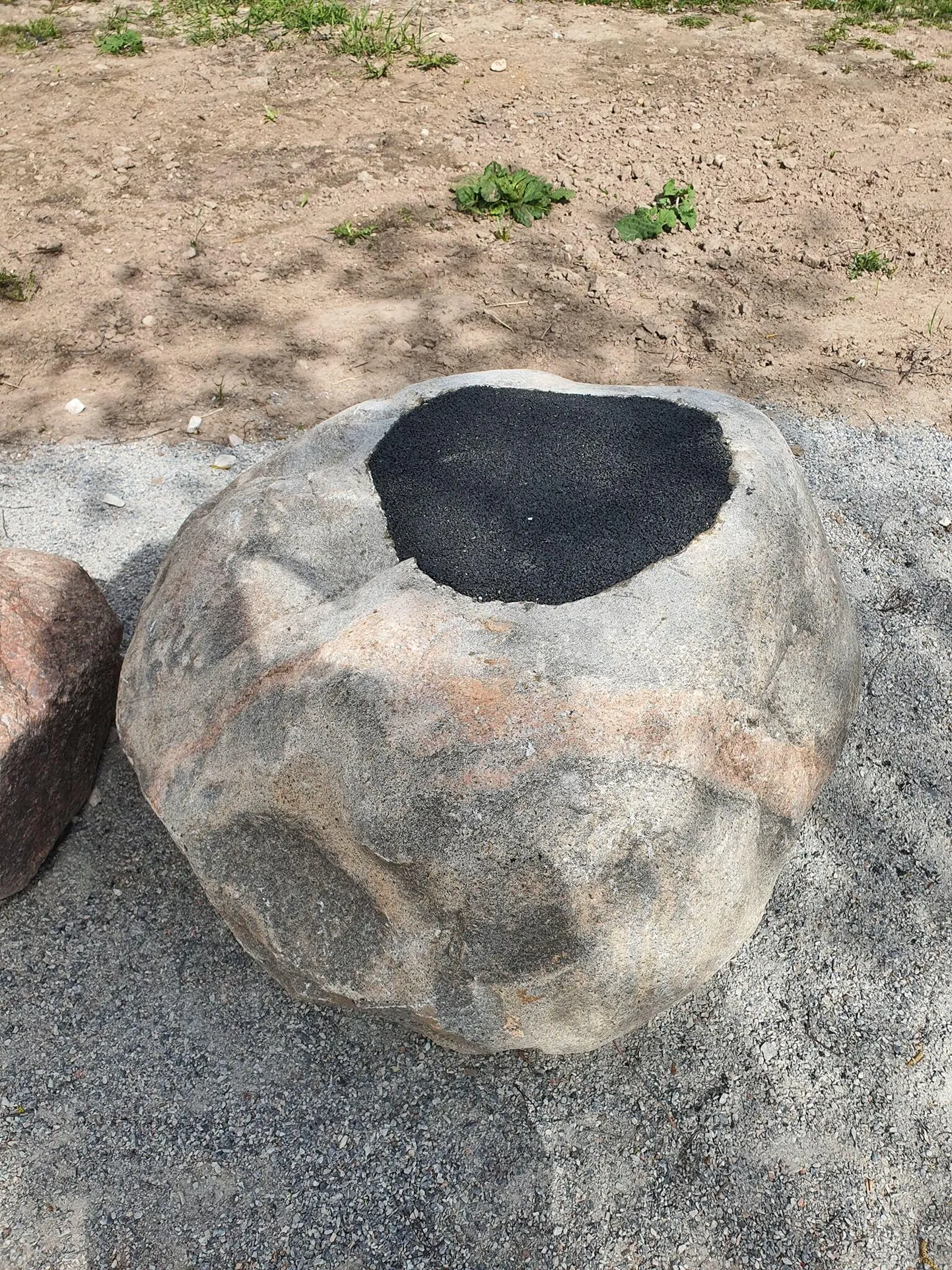Oa tänaval on suured kivid täidetud kummipuruga.