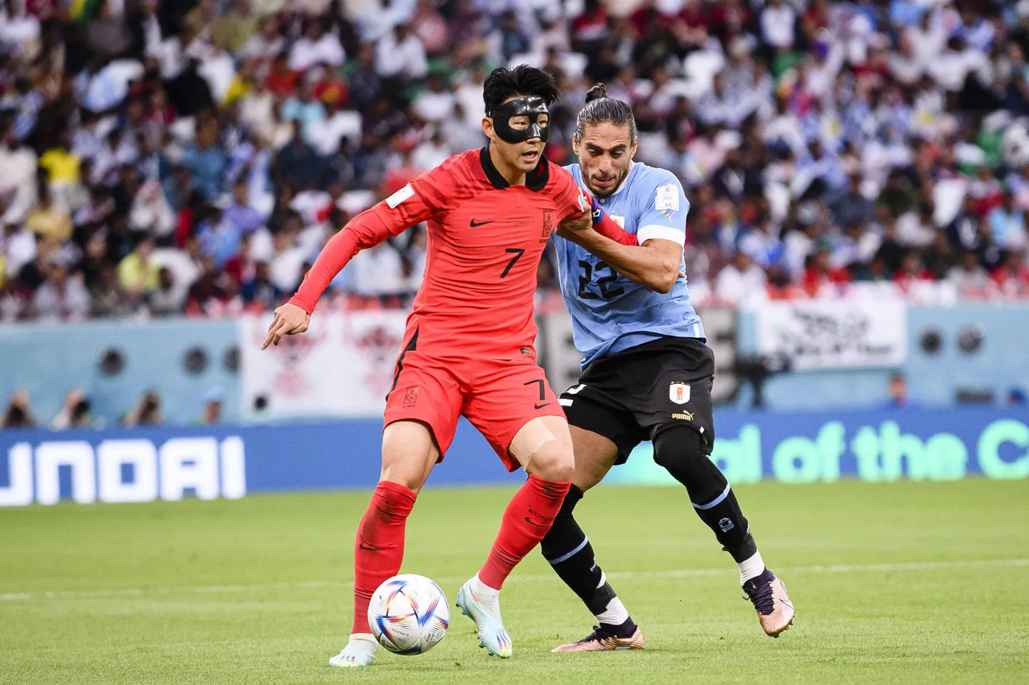 Lõuna-Korea suurim staar Son Heung-min (vasakul) avavooru mängus Uruguayga.