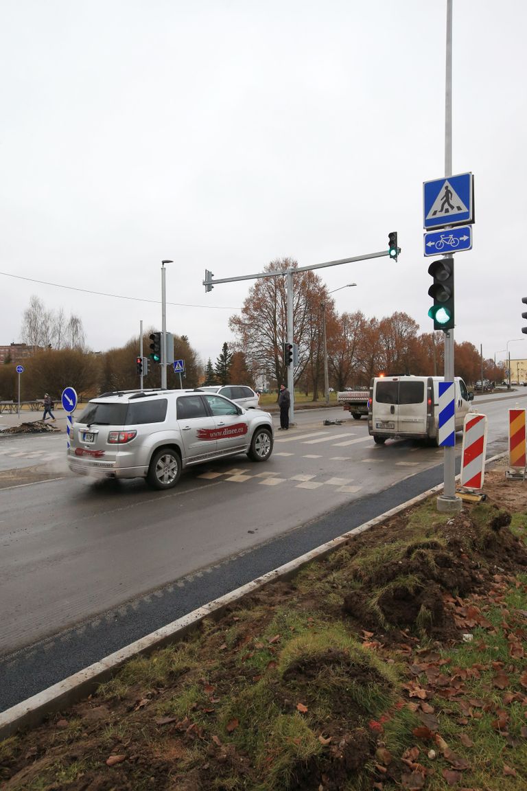 Kaunase puiesteel on nüüd juhtunud nii, et Annelinna gümnaasiumi juures oleval jalakäijate ülekäigurajal tuleb autojuhtidel kõigepealt oodata foori taga ja siis ületada ka künnis.