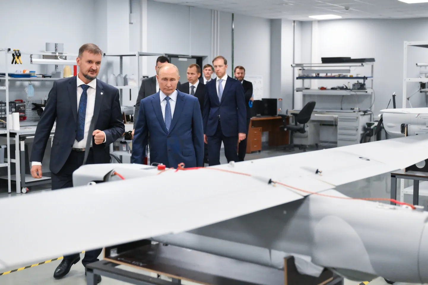 Venemaa autoritaarne liider Vladimir Putin vaatamas droonide tootmist Peterburis 19. septembril 2024. aastal.