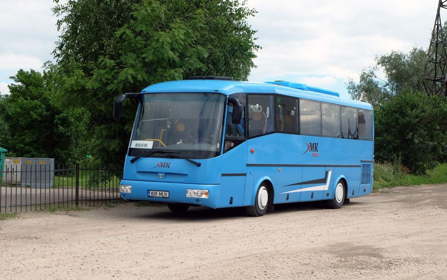 Pildil olev buss kuulub küll ettevõttele M.K.Reis-X, kuid konkreetsel bussil ei pruugi juhtumiga seotust olla.