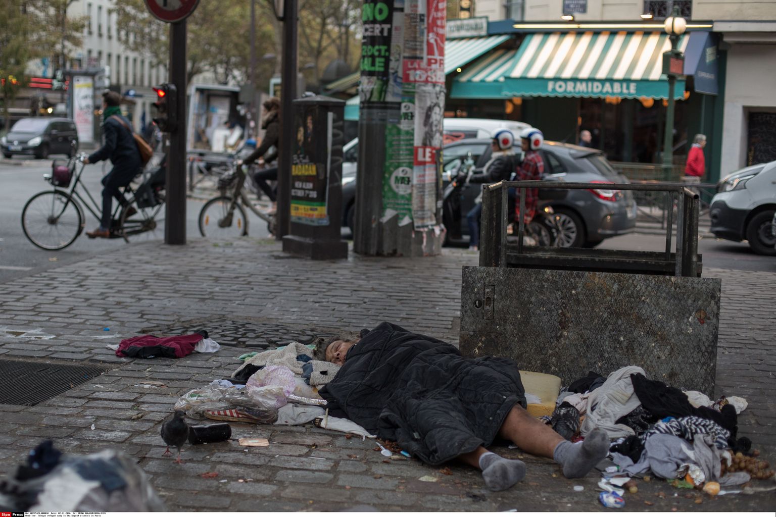 Kodutu magamas Pariisi tänaval.