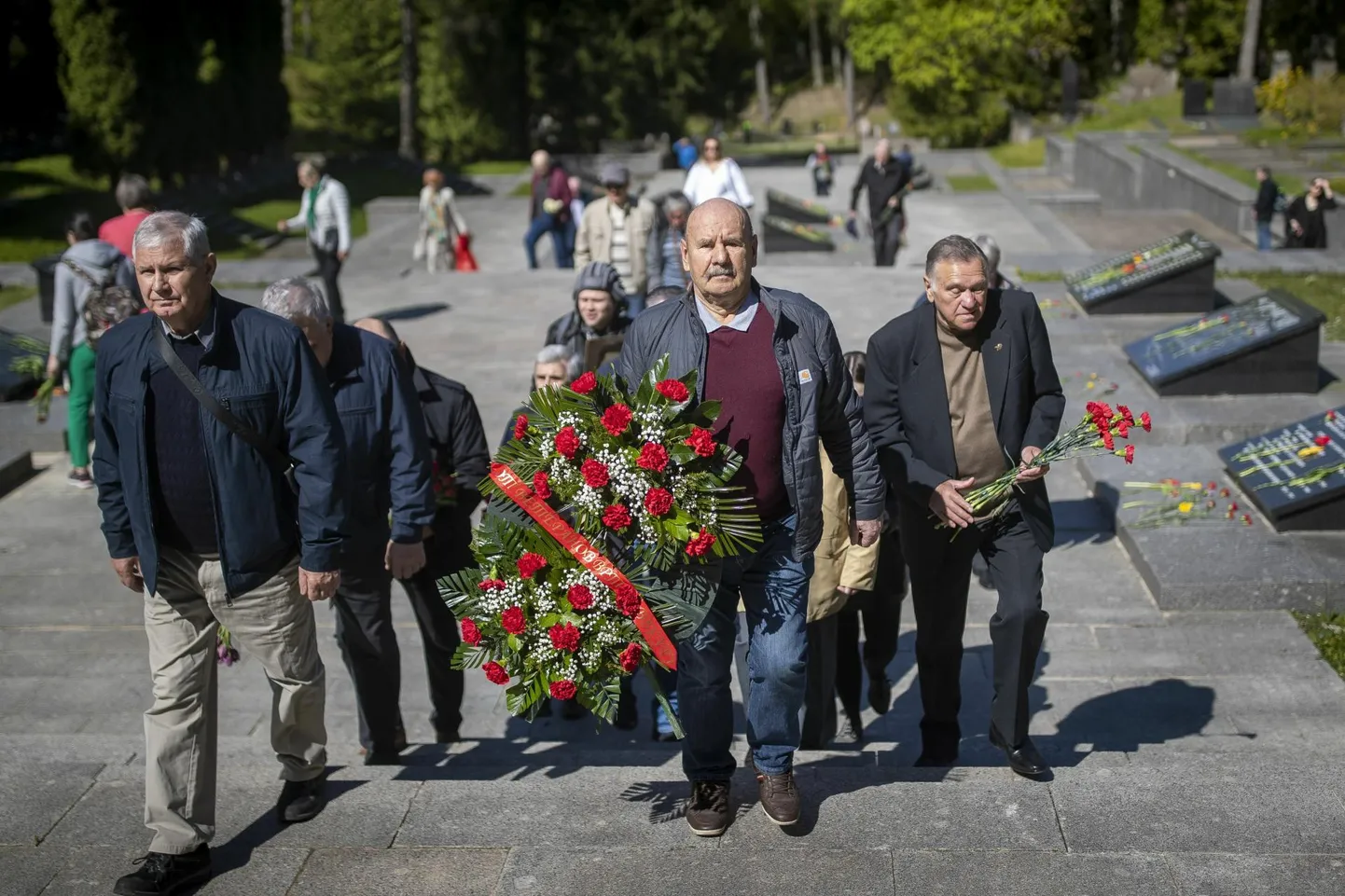 Inimesed 2023. aasta 9. mail Vilniuses Antakalnise surnuaial Nõukogude Liidu sõdureid mälestamas. Nüüdseks juba endisel aserahandusministril Valentin Gavrilovil on samuti kombeks seal käia.