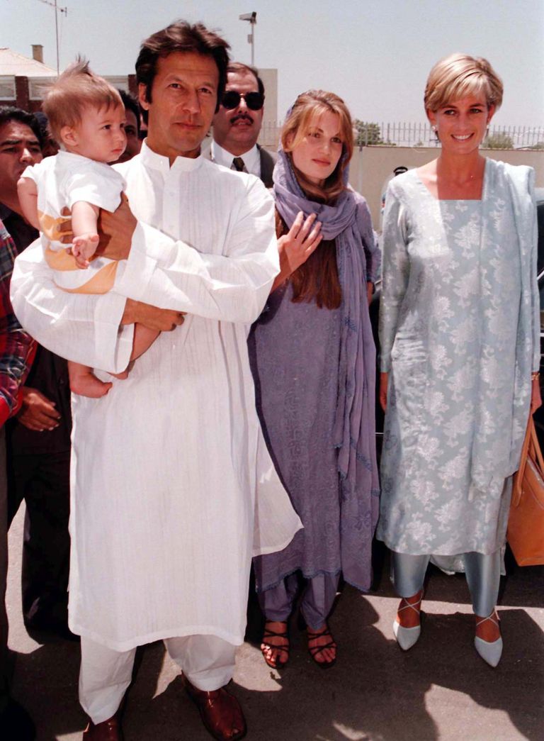 Pakistani peaminister Imran Kahn ja abikaasa Jemima pojaga ning Diana, Walesi printsess Pakistani lennujaamas 1997. aastal.