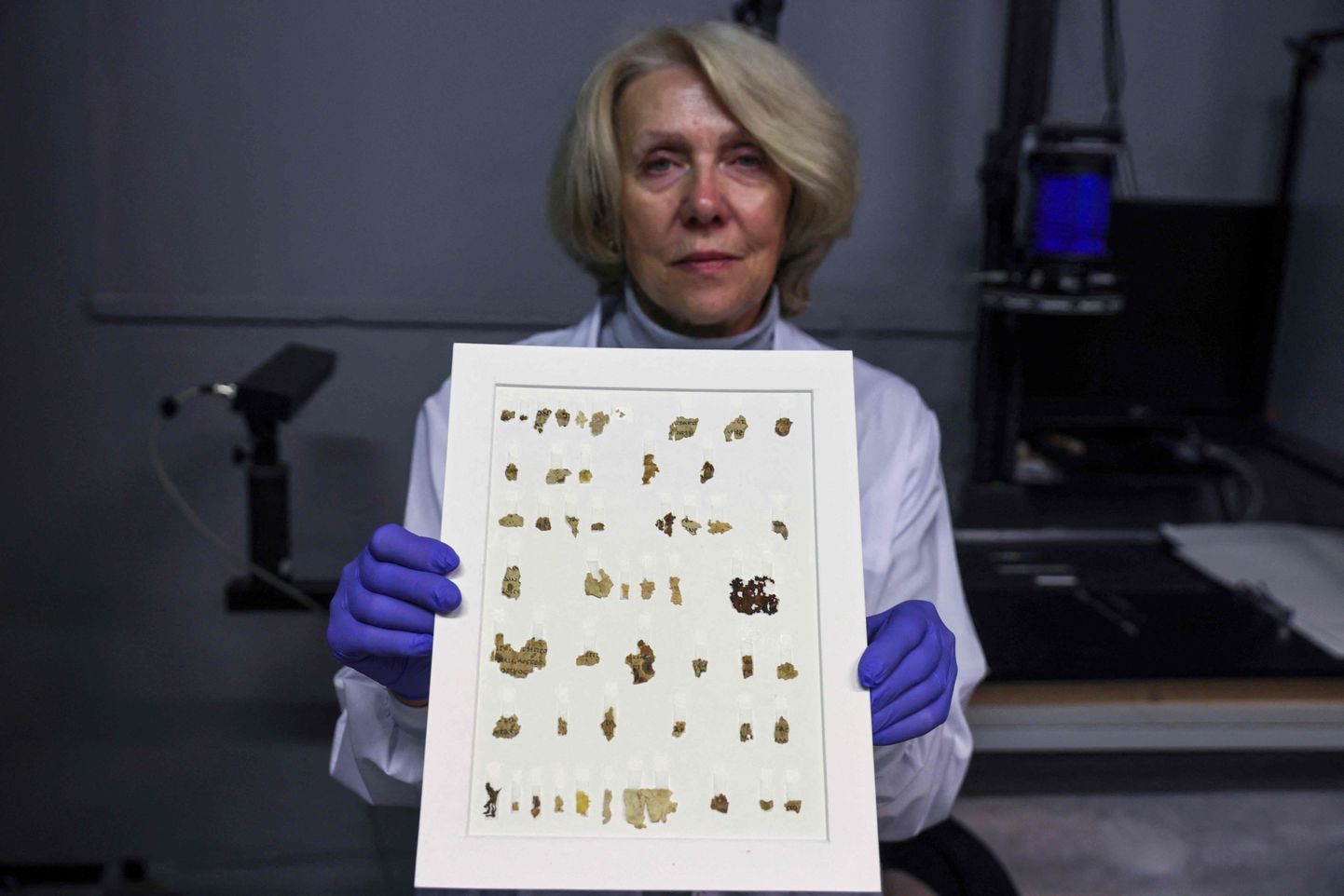 Iisraeli muinsuskaitseameti spetsialist Tanya Bitler demonstreerib leitud fragmente.