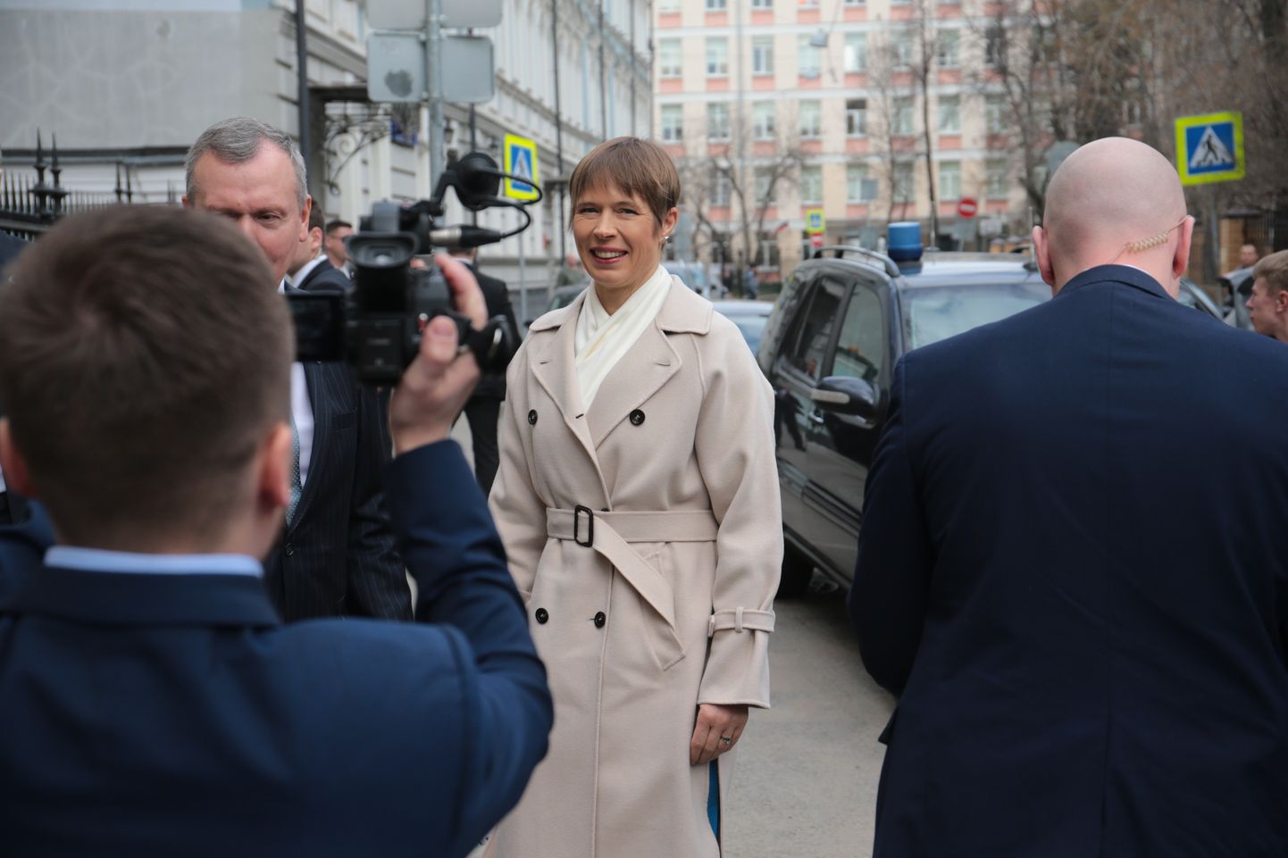 President Kaljulaidi saabumine Eesti suursaatkonda Moskvas.