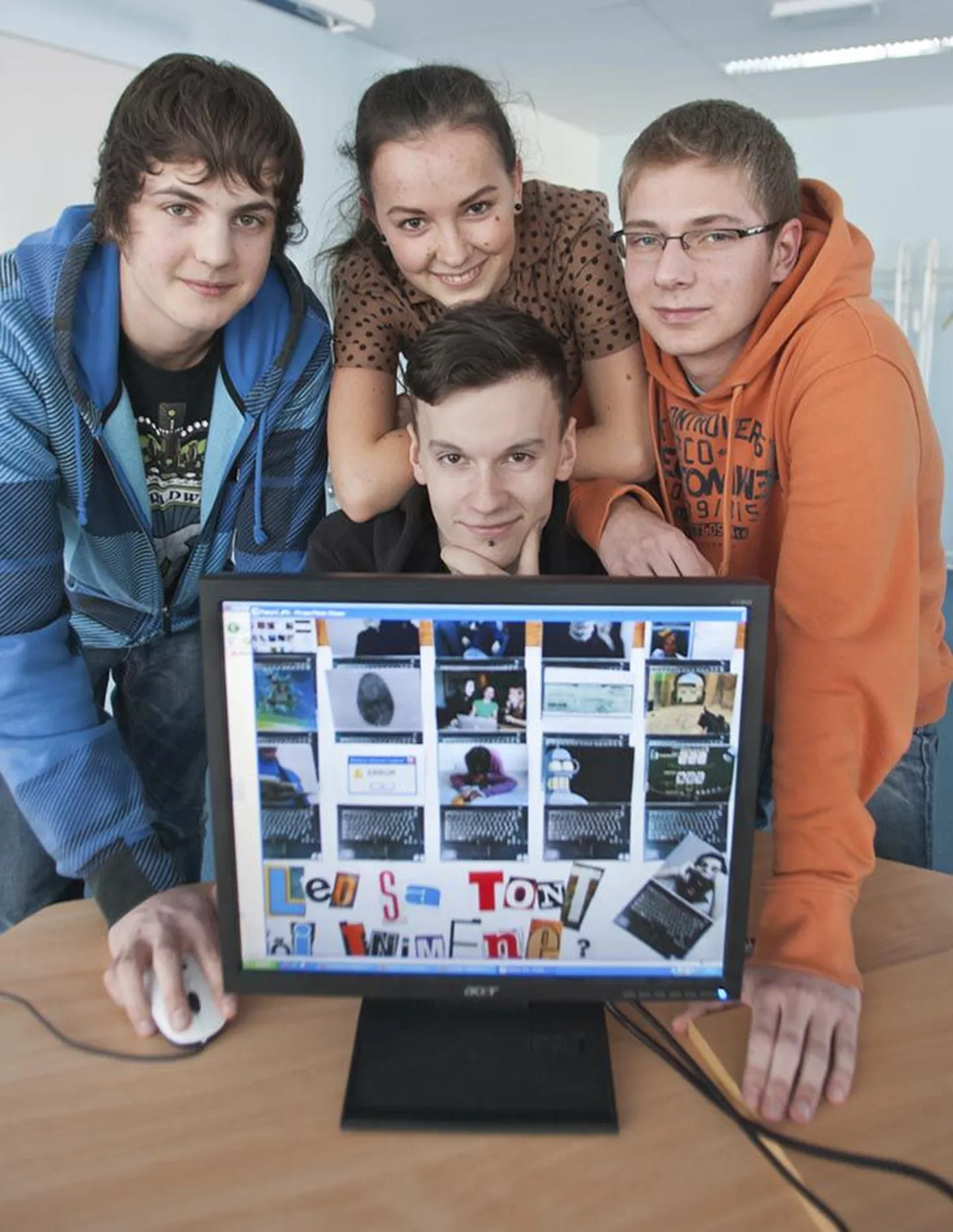 Gert Valdek, Kadri Raag, Henri Pedanik ja Randel Pomber esitlevad plakatit, mis on vaid väike osa Jakobsoni gümnaasiumi XI-b klassi õpilaste ühistööna valminud kodulehest «Targalt internetis».