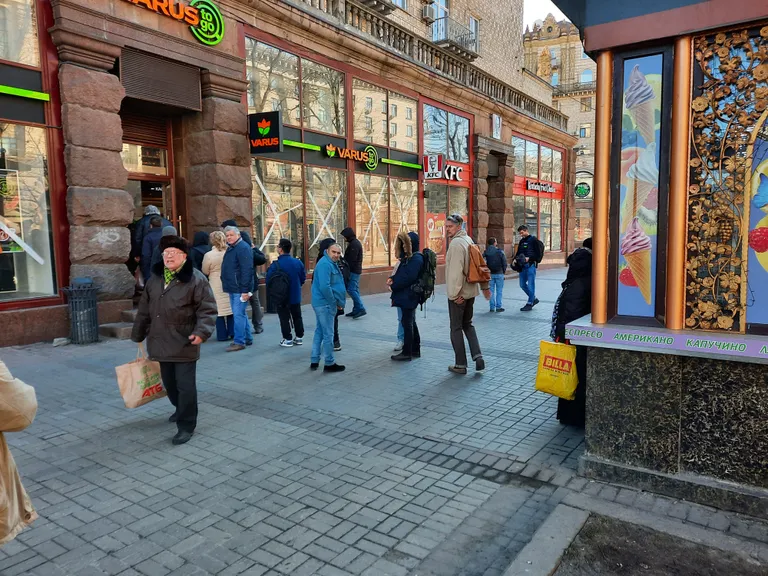 Poeskäik võttis aega umbes kolm tundi, aga tasus ootajatele vaeva.