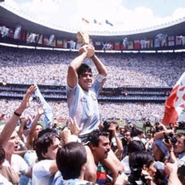 1986. gada 29. jūnijs. Djego Maradona un Argentīna ieguvusi Pasaules kausu, finālā pieveicot Vāciju. 