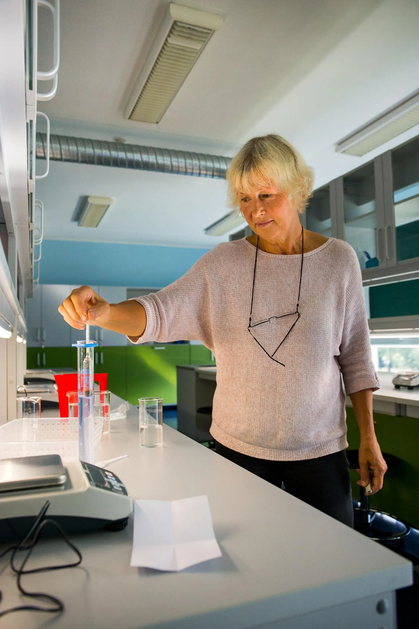 Laborant Tiiu Marani valvsa pilgu all hakatakse Väike-Maarja gümnaasiumis süvenema loodusteemadesse.