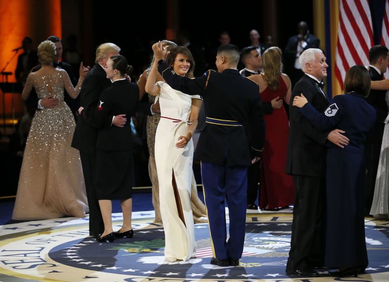 Melania Trump tantsis seersant Jose A. Medinaga ja Donald Trump mereväe ohvitseri Catherine Cartwelliga