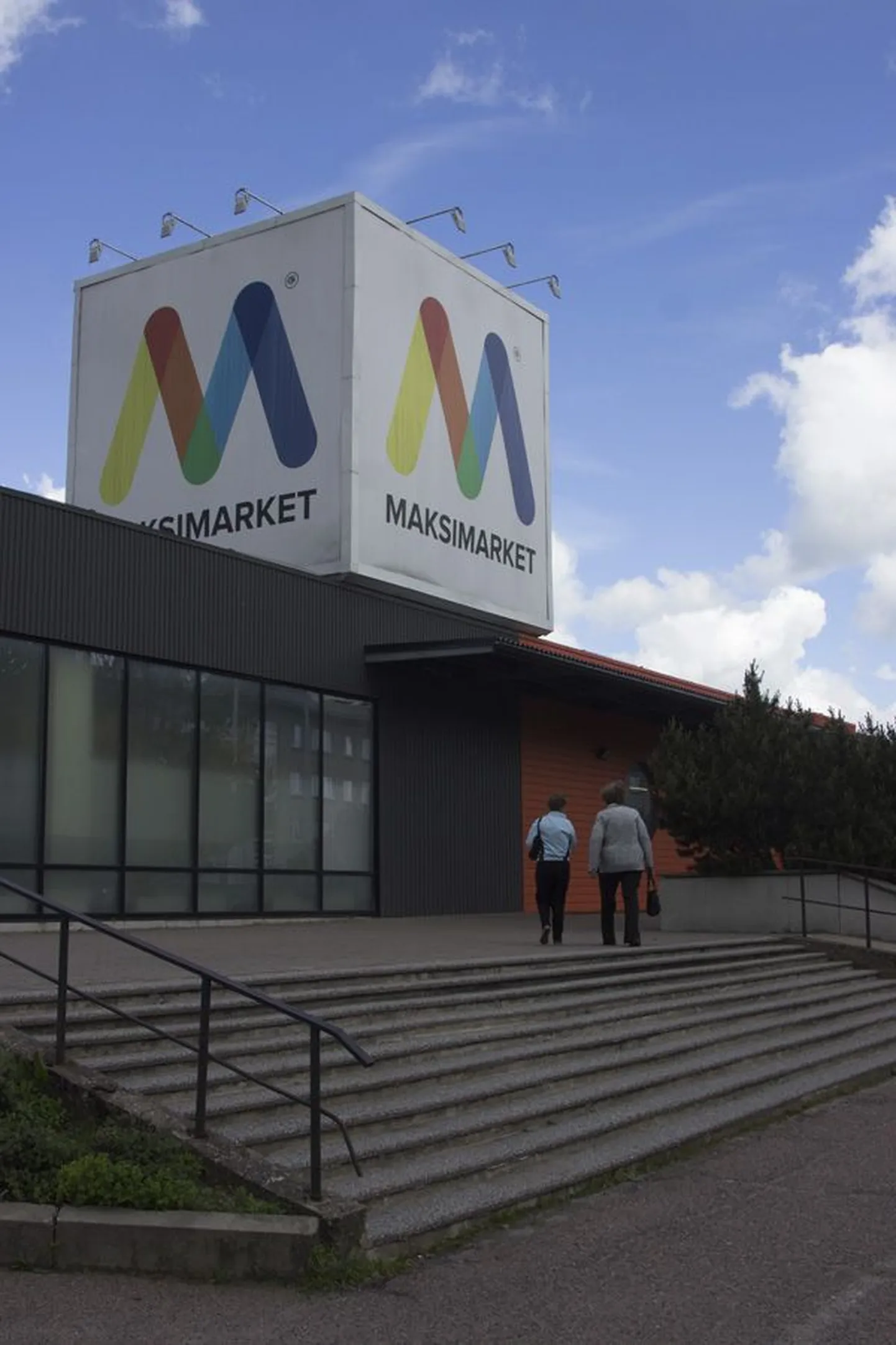 Viljandis korraldasid vargad "etenduse" Maksimarketi pangaautomaatide juures.