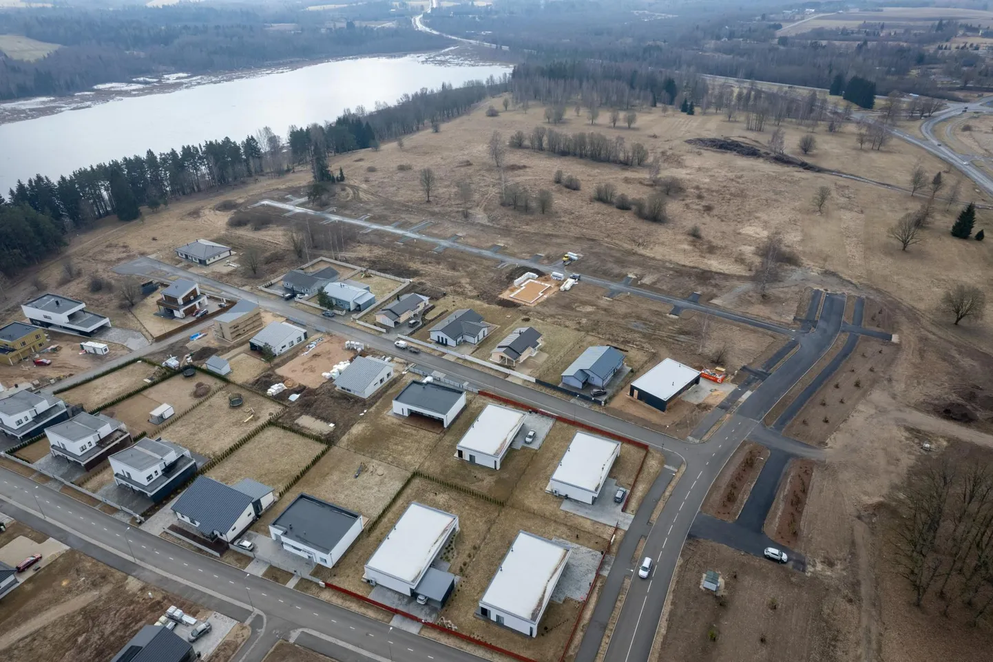 Viljandi järve lähedal Järveotsa elurajoonis on esimesed poolsada maja valminud. Mullu müüdud 11 krundist esimesel on ehitust alustatud ning sel aastal rajab linn jäätmaale veel 1,3 kilomeetrit tänavaid, et seal järgmised poolsada krunti müüki panna.