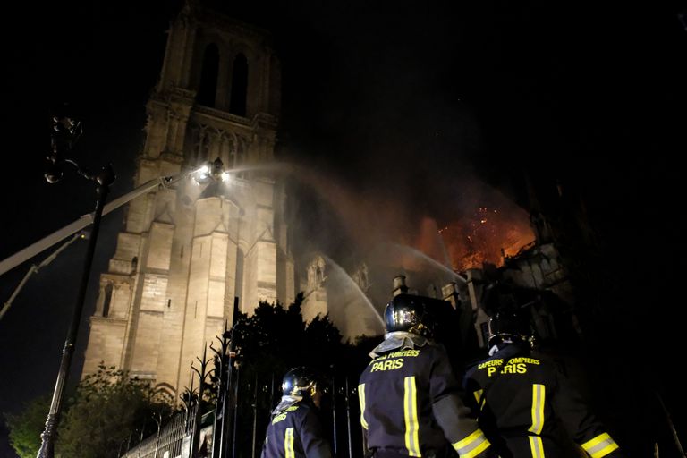 Pariisi tuletõrjujad kustutamas 15. aprilli õhtul Notre-Dame'i põlengut