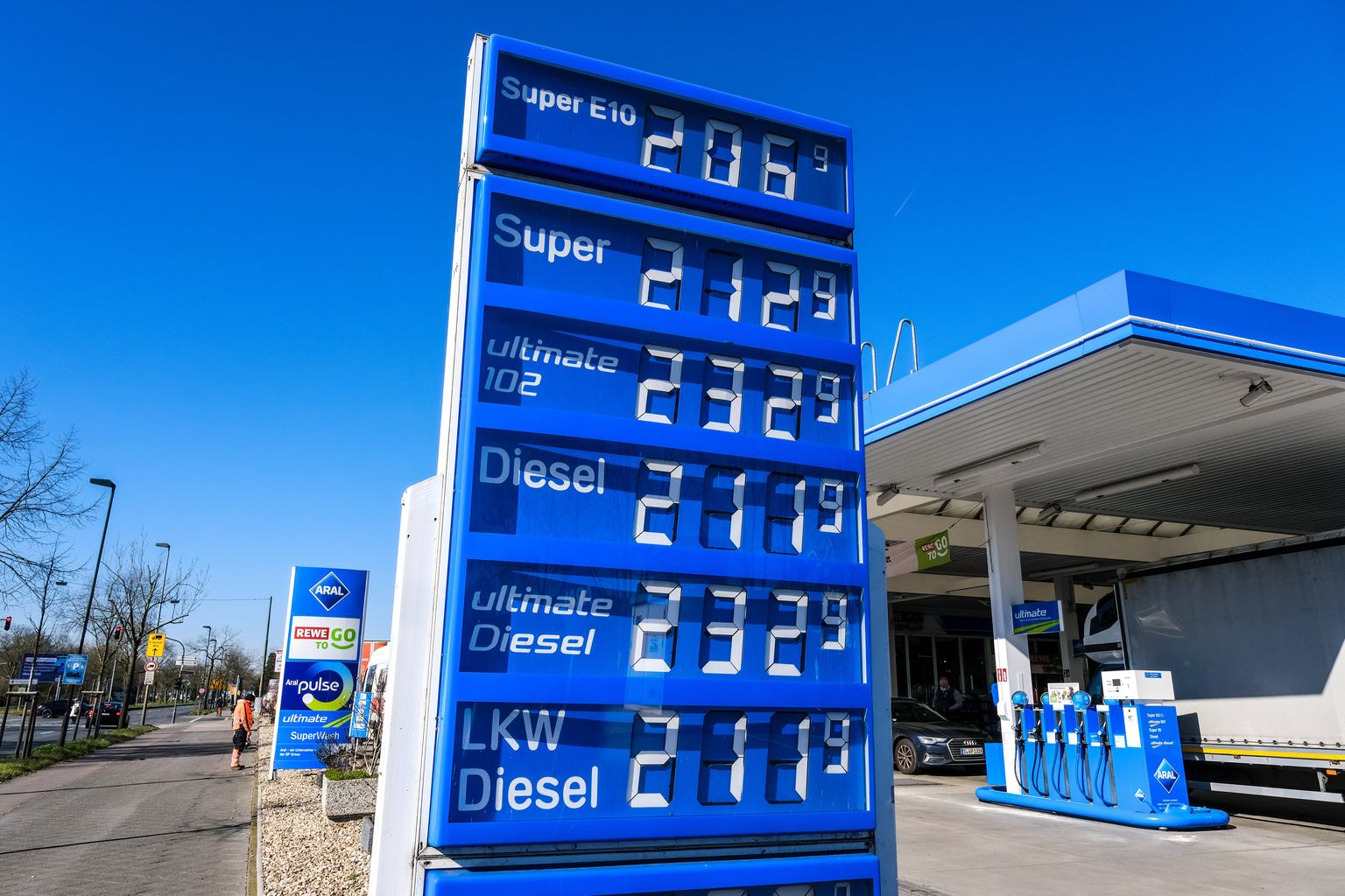 Kütuse hinnad Saksamaal. Ka Eestis kerkisid hinnad üle 2 euro. Mitmed energiafirmad juubeldavad.