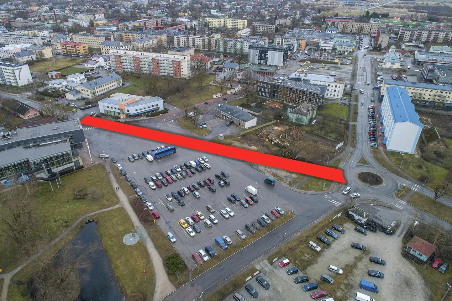 C. R. Jakobsoni tänav pikeneb suvel üle Aqva-esise parkla kuni Kastani puiesteeni.