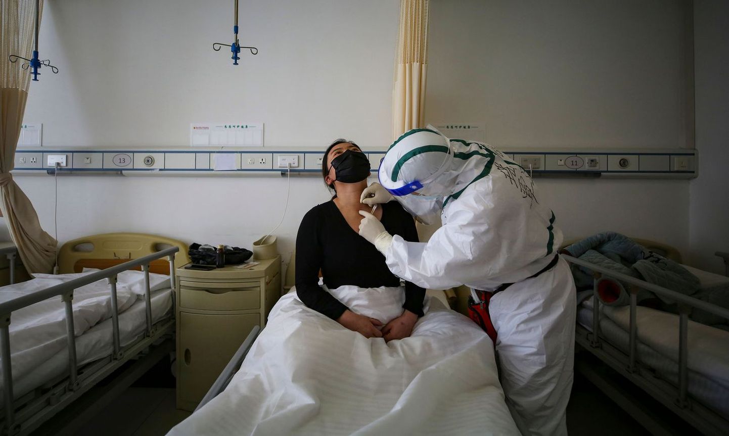 Уханьский врач осматривает пациентку.