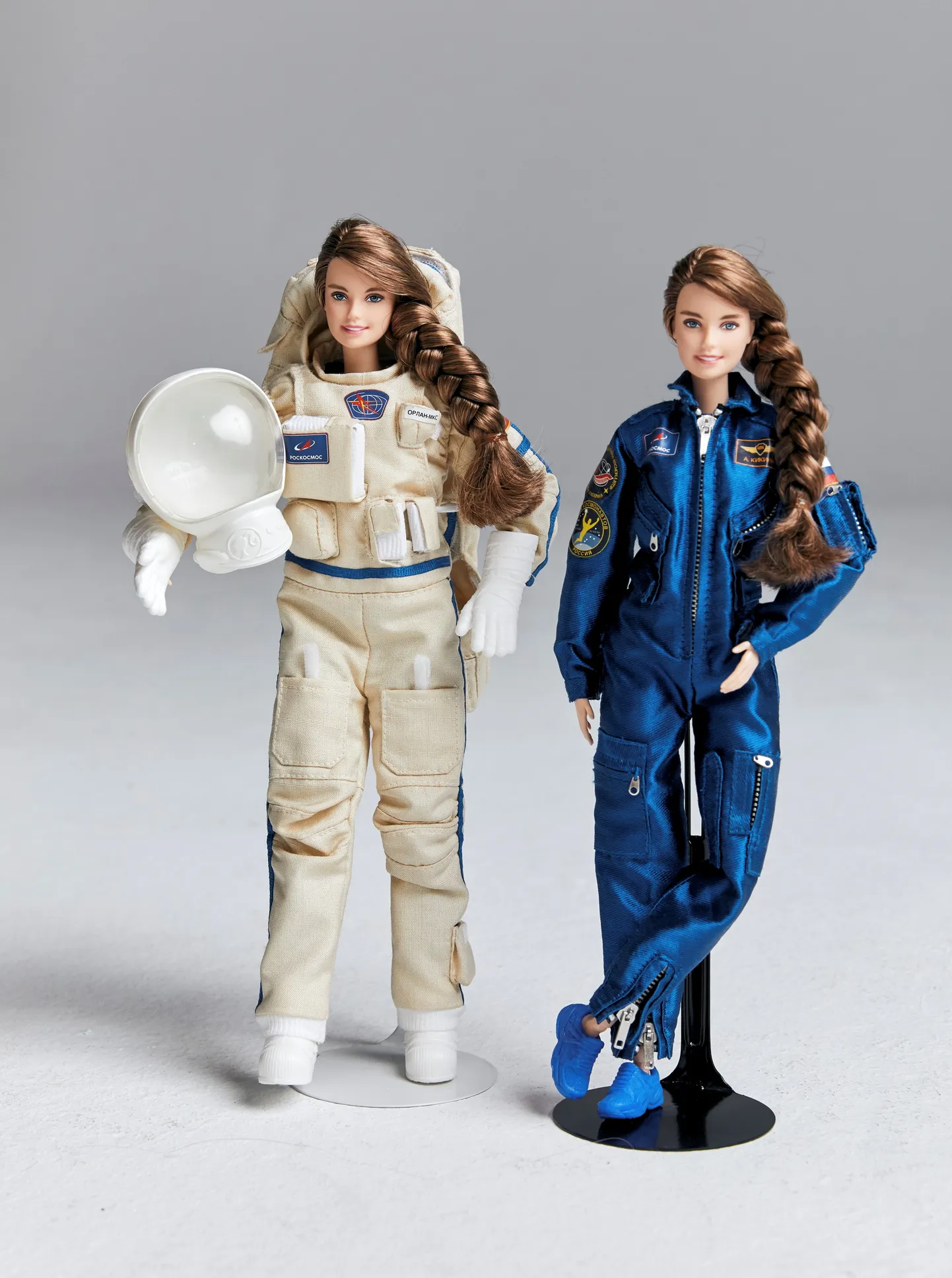 Barbie-nukud skafandrites. Pilt on illustreeriv.