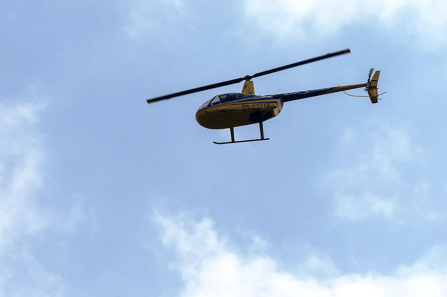 Venemaal kukkus jõkke helikopter Robinson.
