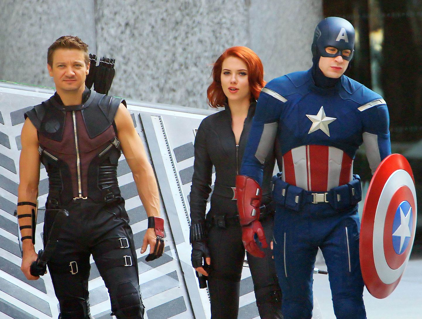 Scarlett Johansson, Jeremy Renner ja Chris Evans "The Avegers" võttel.