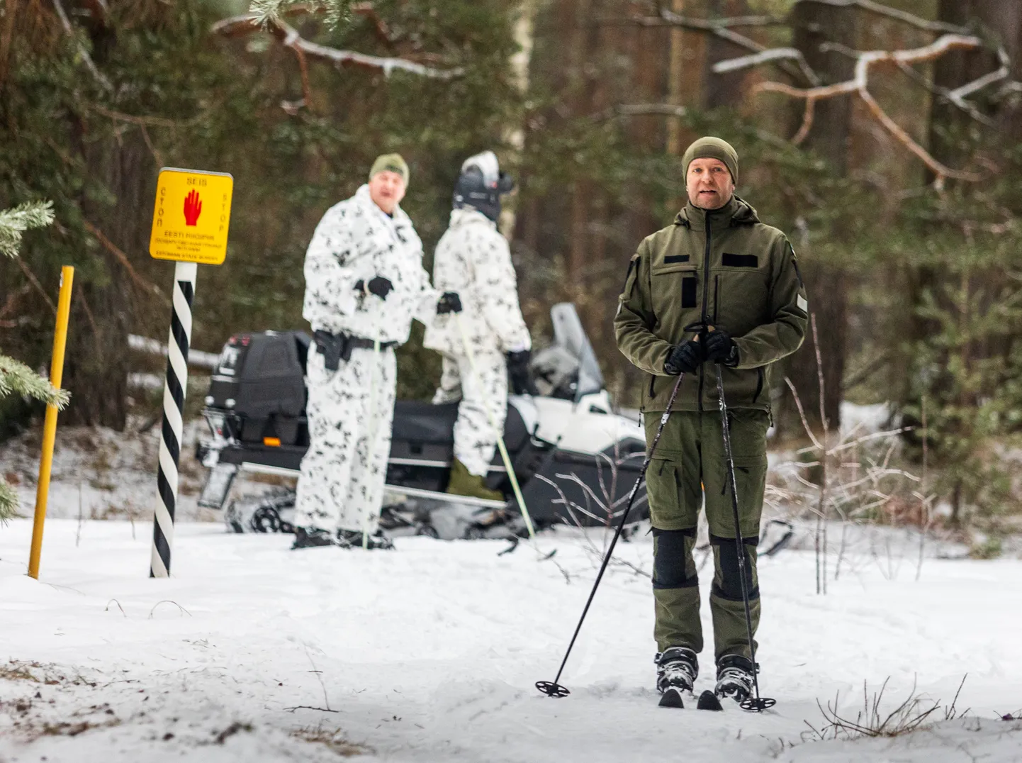 Siseminister Lauri Läänemets piirivalve suusapatrullis Perdaku külas Setomaal.