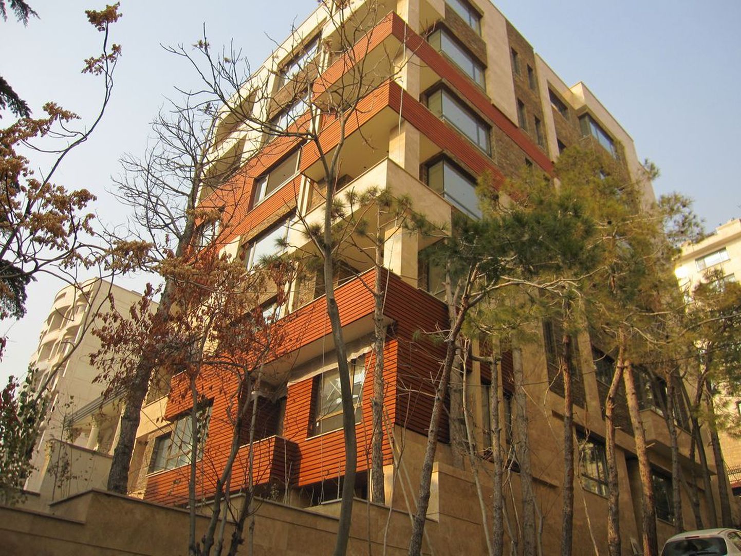 Soome termopuiduga viimistletud kortermaja Teheranis.