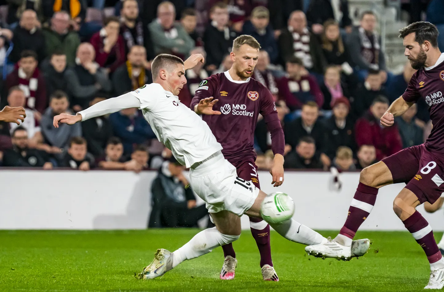 Andrejs Iličs (baltajā formā) pret Edinburgas "Hearts".
