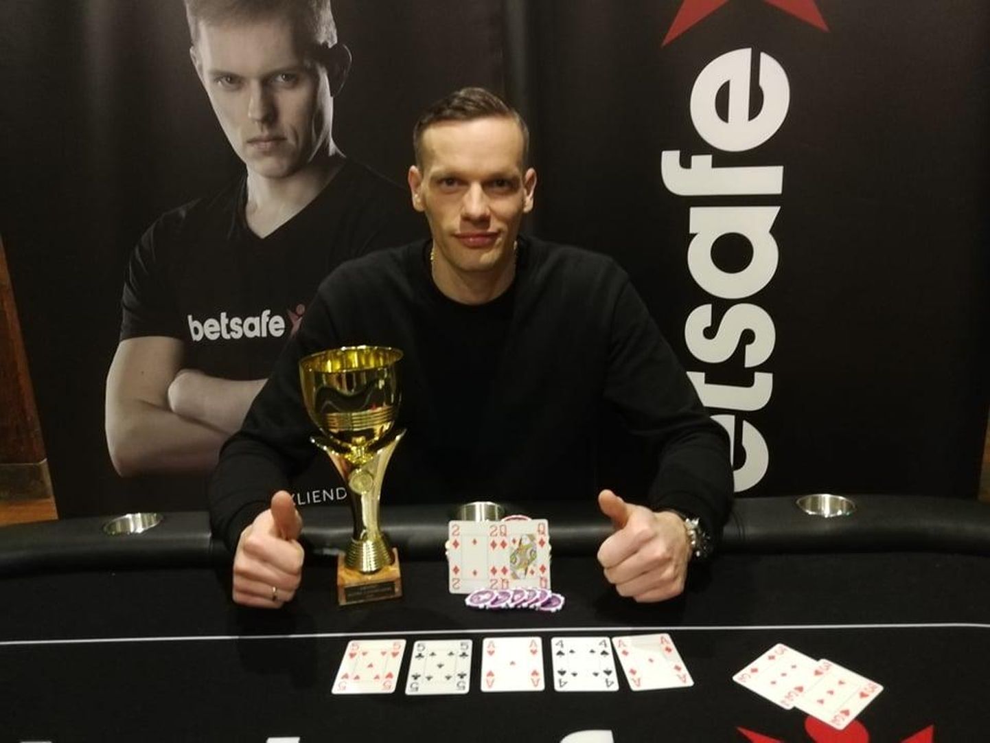 Rakvere linna uus pokkerimeister Kristo Erala tuli võitjaks ligemale üheksa tundi väldanud turniiril.
