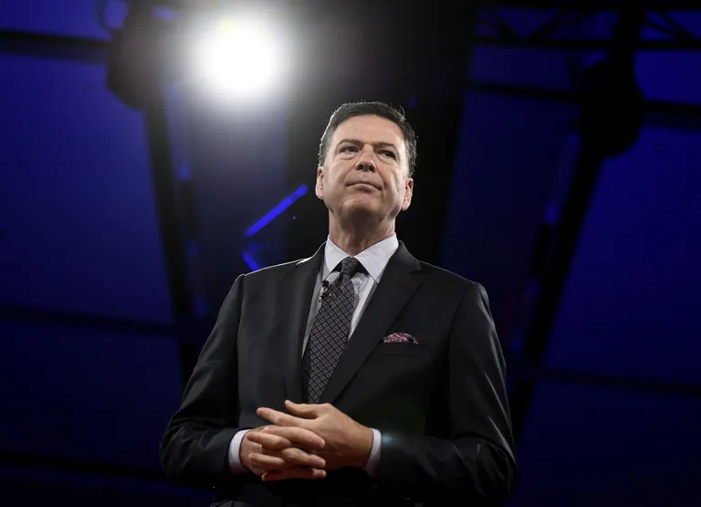 Endine FBI direktor James Comey.