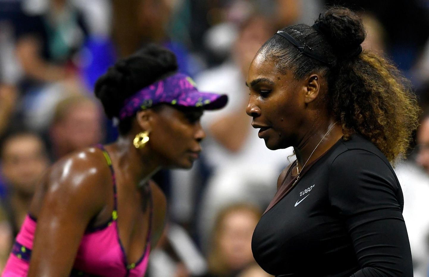 Serena (esiplaanil) ja Venus Williams jätkavad väsimatult tenniseajaloo uueks kirjutamist. FOTO: Sarah Stier/Afp/Scanpix