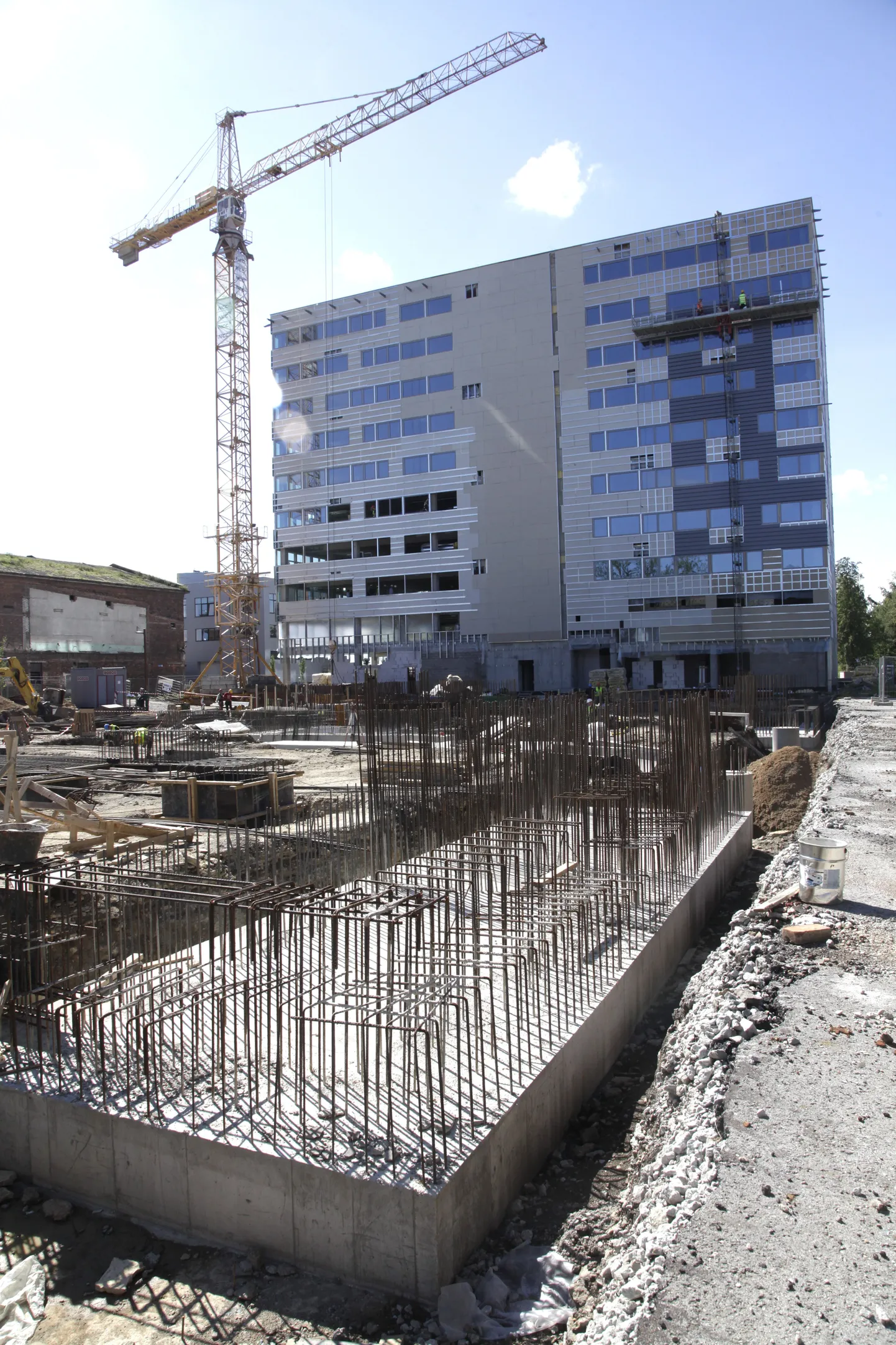 TLNPM2: ÜLEMISTE CITY EHITUS, MAKSU- JA TOLLIAMETI BÜROOHOONE, SARIKAPIDU:TALLINN, EESTI,09AUG12
Ülemiste City´s asuv Technopolis Ülemiste kasvab.  Lõõtsa 8 toimus täna Maksu- ja Tolliameti uue büroohoone sarikapidu. Pildil on Technopolise kolmiktorni ehitus, milles ka MTA asuma hakkab
pl/FOTO PEETER LANGOVITS/ POSTIMEES