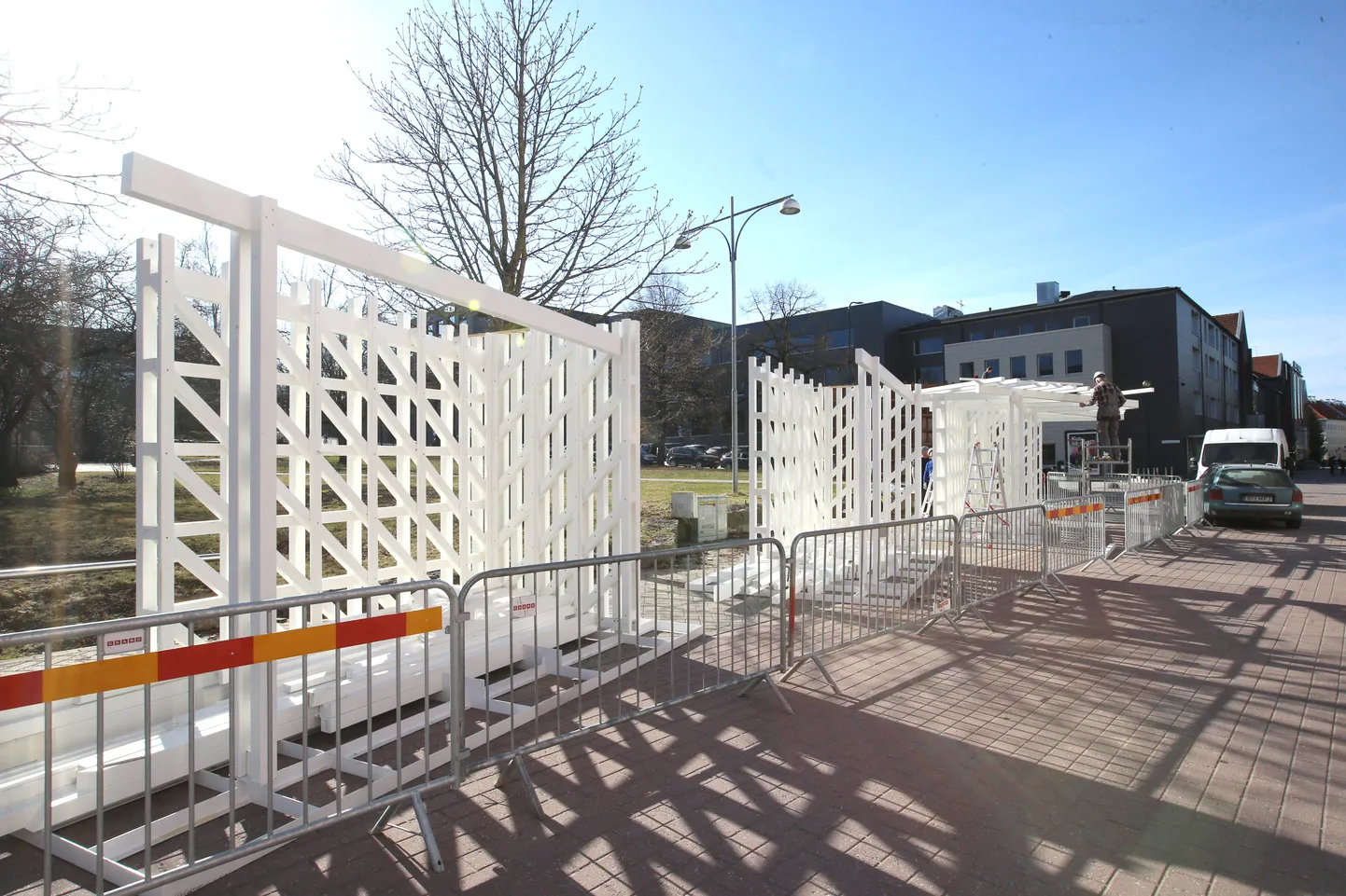Täna hakati paigaldama Küüni tänavale Tartu kaubamaja vastu uusi lillemüügipaviljone