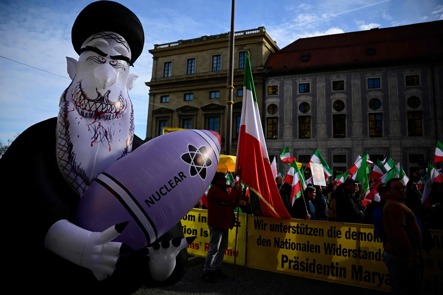 Iraani ajatollat Ali Khameneid kujutav õhufiguur protestiaktsioonil Münchenis eelmise aasta veebruaris.