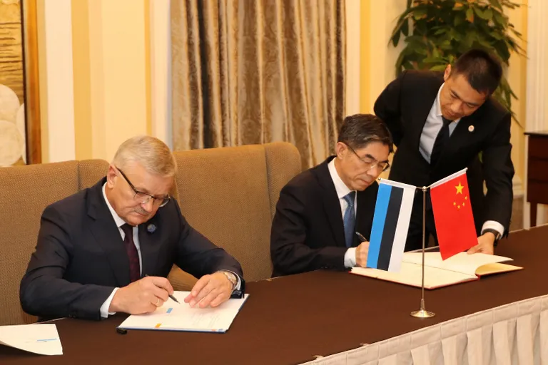 Linnulihaprotokolli allkirjastamine maaeluministri Tarmo Tamm ja Hiina Tolliameti asepresidendi Hr Wang Lingjun poolt.
